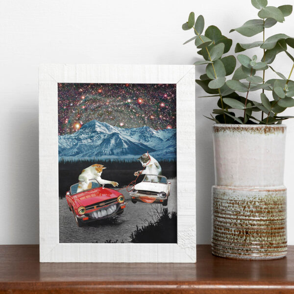 Eine Collage von zwei Kätzchen, die in ihren Oldtimer Cabriolets über eine Mondlandschaft fetzen.